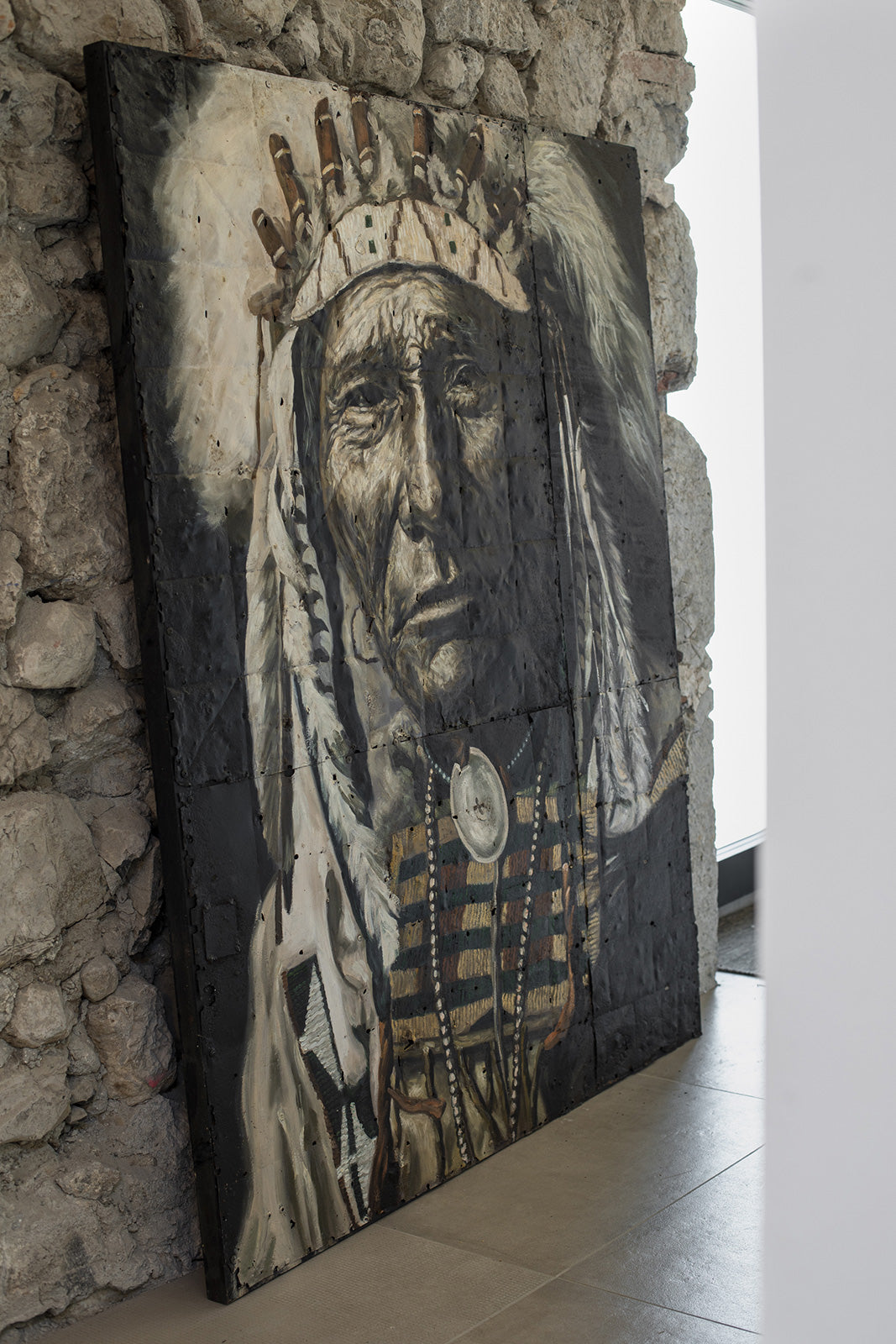 Sitting Bull - portrait sur métal, peinture à l'huile sur métal rouillé n&b