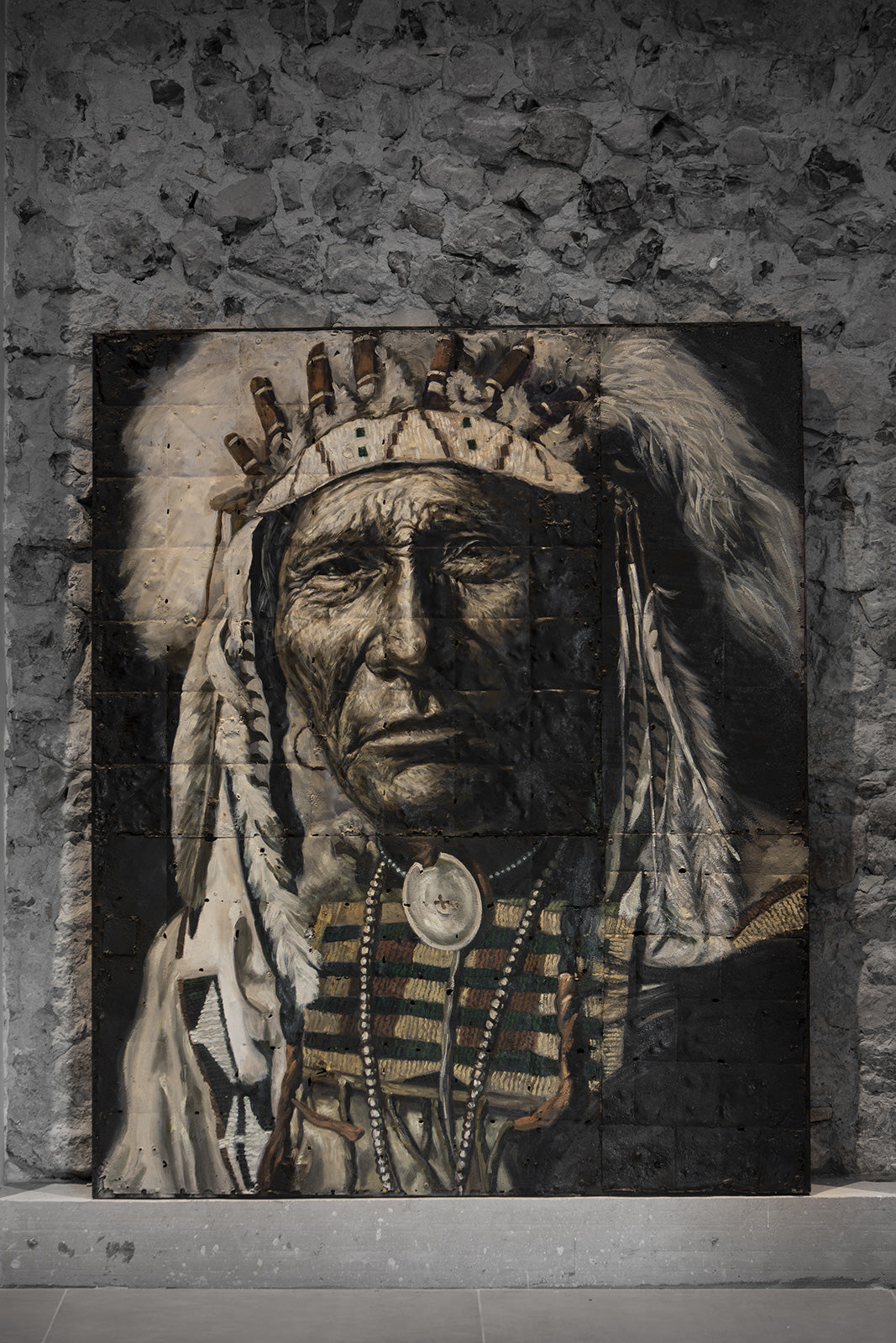 Sitting Bull - portrait sur métal, peinture à l'huile sur métal rouillé n&b